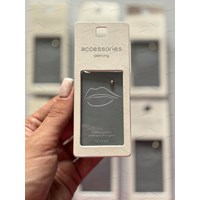 پیرسینگ لب طرح مهره طلایی برند accessories