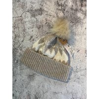 کلاه منگوله دار